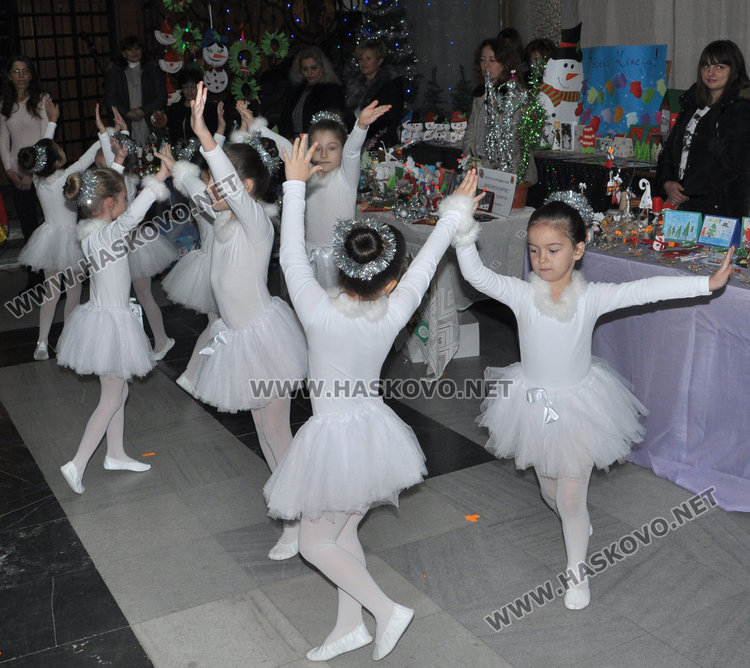 Децата от градините подаряват усмивки от Коледен базар за Криси и Дани