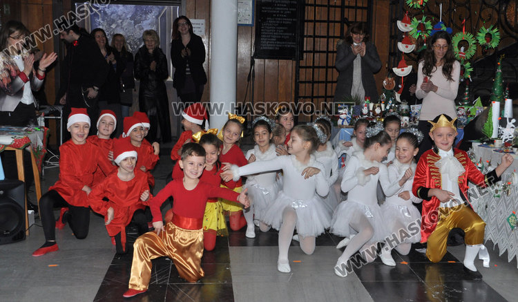 Децата от градините подаряват усмивки от Коледен базар за Криси и Дани