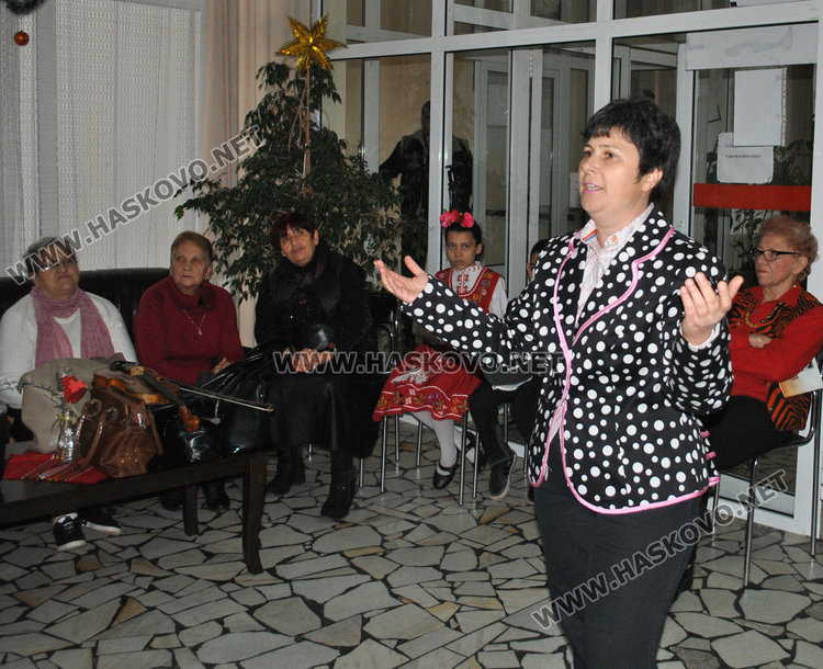 5-класници с тарамбука веселиха старците в Канена