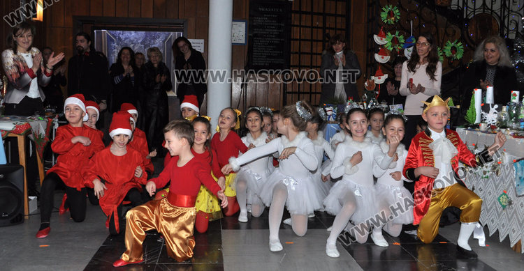 Децата от градините подаряват усмивки от Коледен базар за Криси и Дани