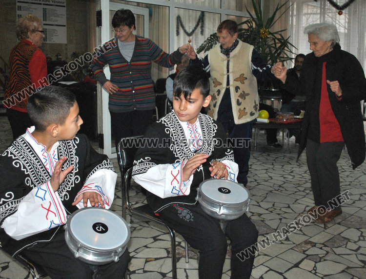 5-класници с тарамбука веселиха старците в Канена