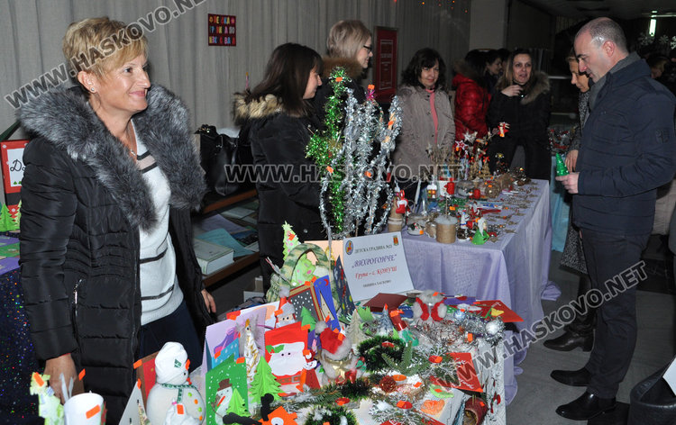 Децата от градините подаряват усмивки от Коледен базар за Криси и Дани