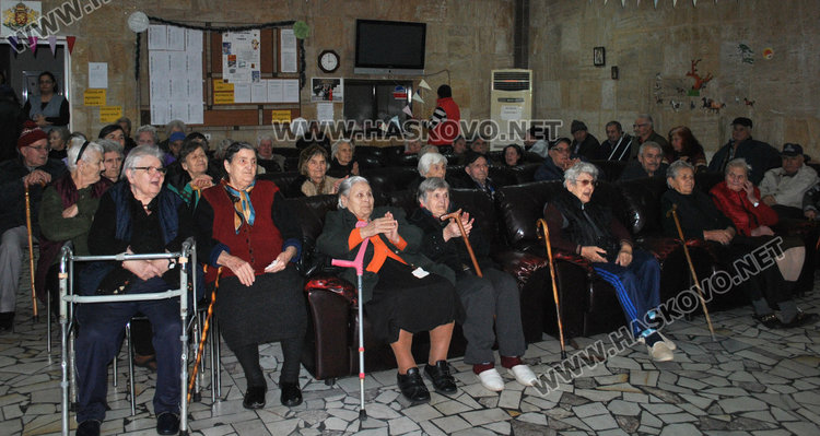 5-класници с тарамбука веселиха старците в Канена