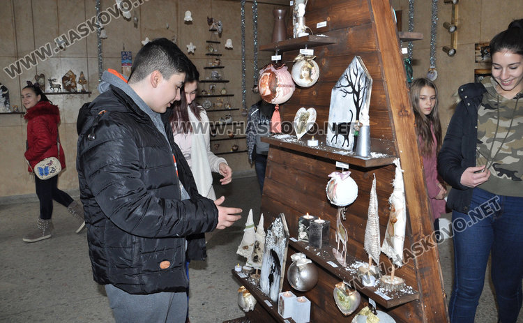 „С аромат на коледни сладки“ школа „Колорит“ усмихва празниците