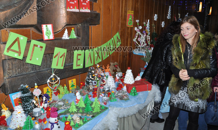 Децата от градините подаряват усмивки от Коледен базар за Криси и Дани