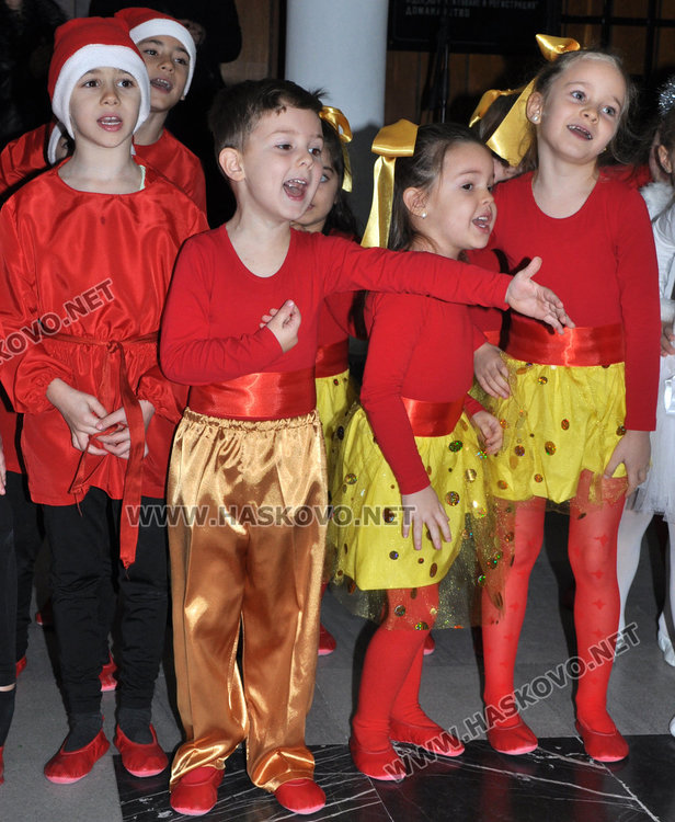 Децата от градините подаряват усмивки от Коледен базар за Криси и Дани