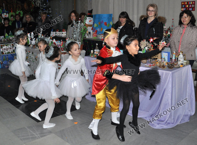 Децата от градините подаряват усмивки от Коледен базар за Криси и Дани