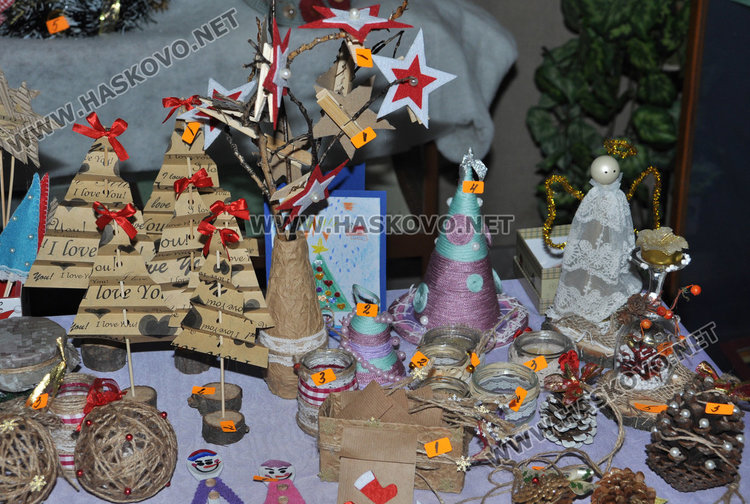 Децата от градините подаряват усмивки от Коледен базар за Криси и Дани