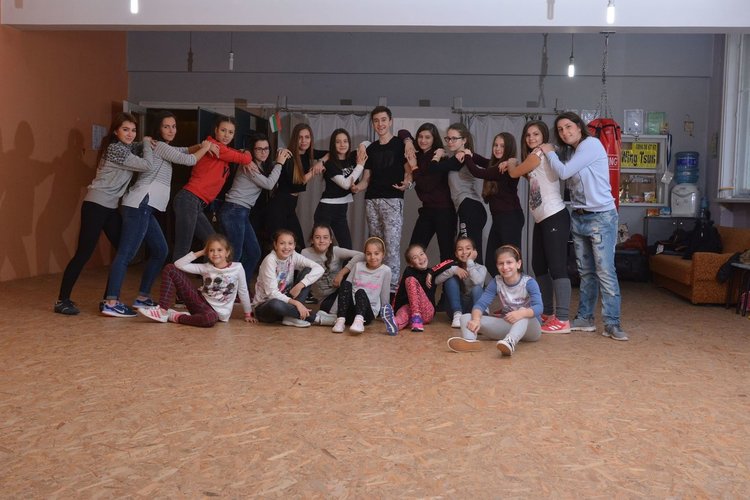 Street dust dance завършва годината с поредни отличия от състезания 