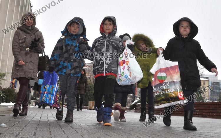 Първолаци дариха свои играчки за бедни деца