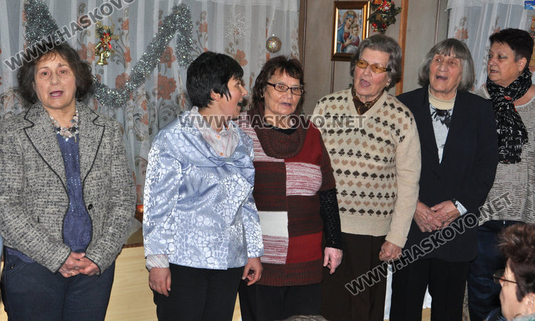 Коледари с пожелание за здраве  в читалище „Аспарух Лешников“ 