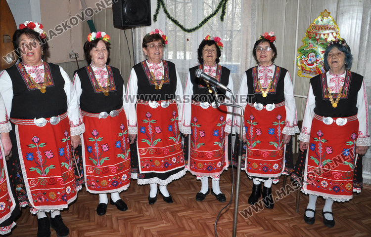 Ученичка на Тодор Кожухаров пее на коледното тържество в „Асен Златаров“