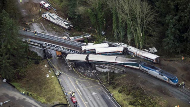 Пътнически влак дерайлира на надлез над магистрала в щат Вашингтон (видео)