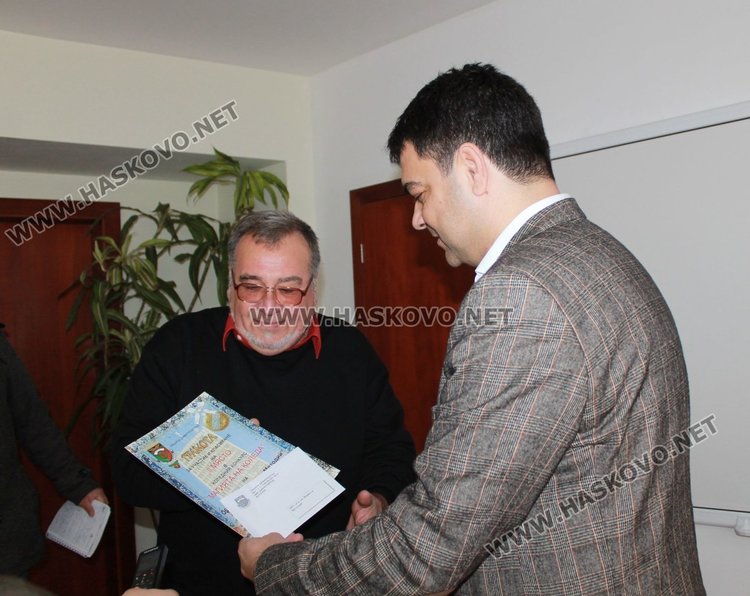 Градина "Роза" и ОУ "Алеко Константинов" - победители в конкурса за коледна украса