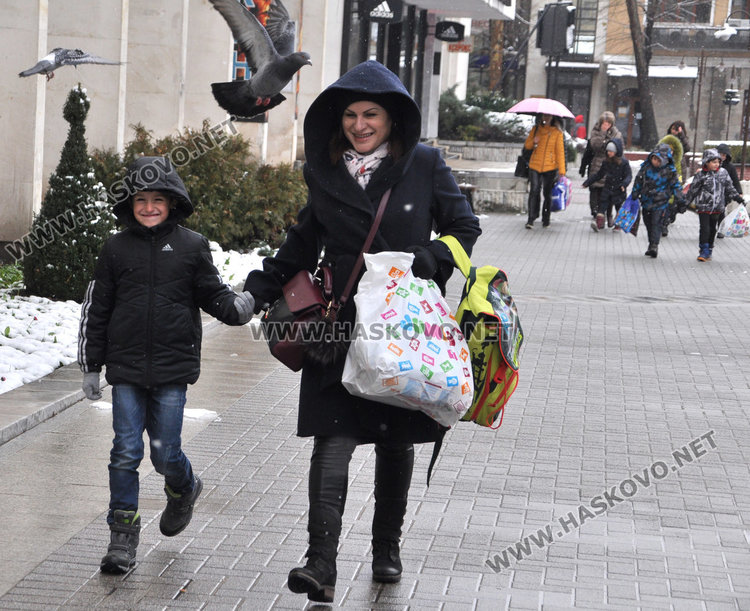 Първолаци дариха свои играчки за бедни деца
