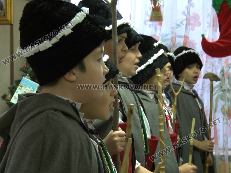 Коледари с пожелание за здраве  в читалище „Аспарух Лешников“ 