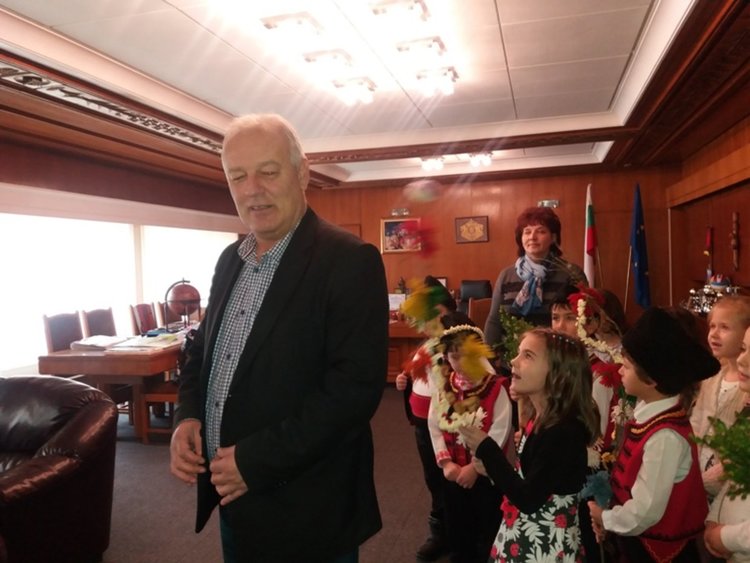 Коледарчета сурвакаха кметския екип в Общината