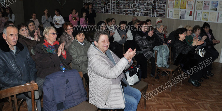 Ученичка на Тодор Кожухаров пее на коледното тържество в „Асен Златаров“