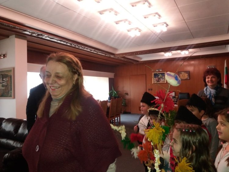 Коледарчета сурвакаха кметския екип в Общината