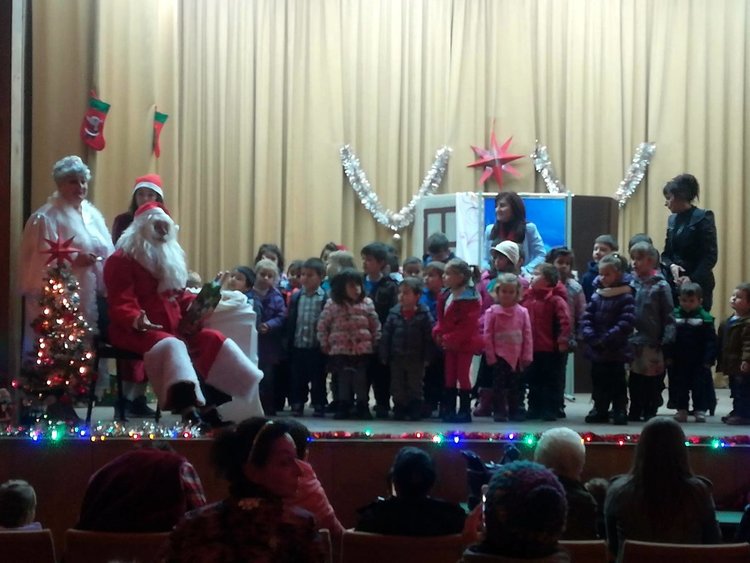 Райковското читалище подари празник на селско читалище, занесе им и 200 тома книги