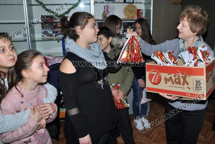 Ученичка на Тодор Кожухаров пее на коледното тържество в „Асен Златаров“