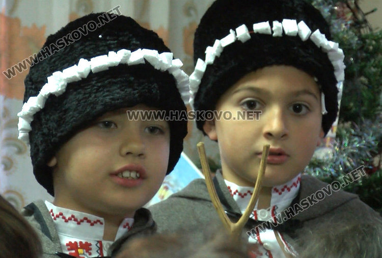 Коледари с пожелание за здраве  в читалище „Аспарух Лешников“ 