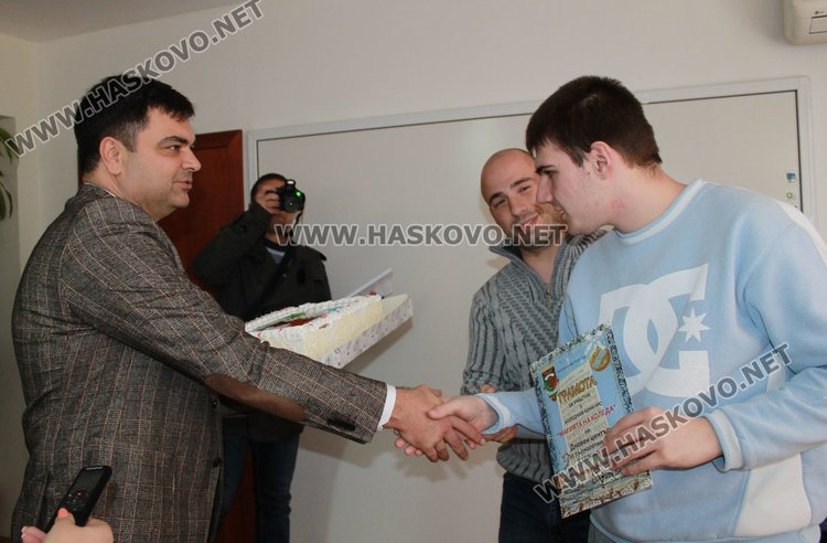 Градина "Роза" и ОУ "Алеко Константинов" - победители в конкурса за коледна украса