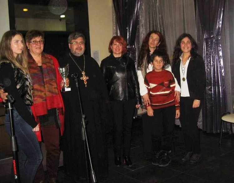 Езиковата с купа от национален конкурс „Рождеството на спасителя“