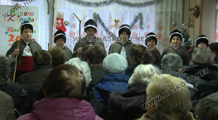 Коледари с пожелание за здраве  в читалище „Аспарух Лешников“ 