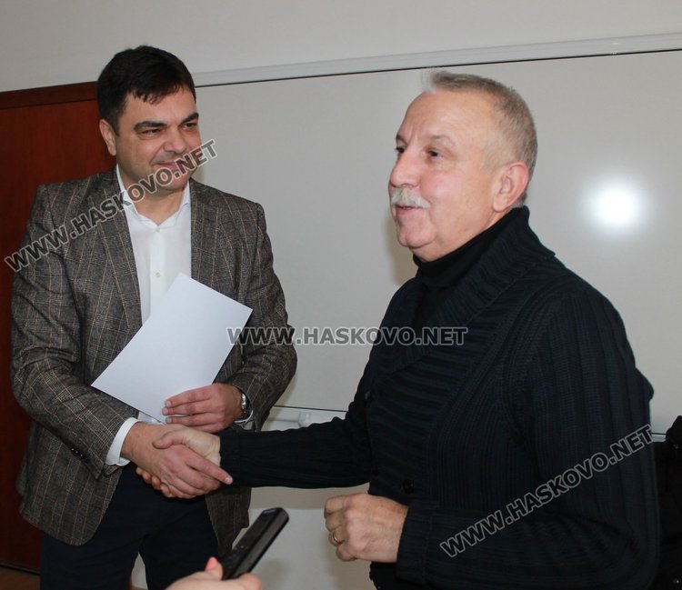 Градина "Роза" и ОУ "Алеко Константинов" - победители в конкурса за коледна украса