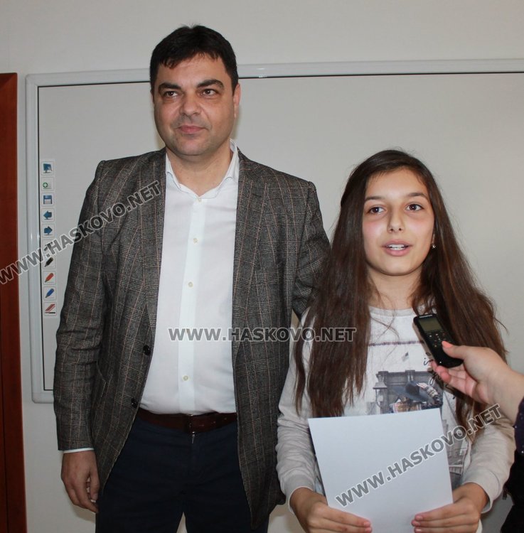 Градина "Роза" и ОУ "Алеко Константинов" - победители в конкурса за коледна украса