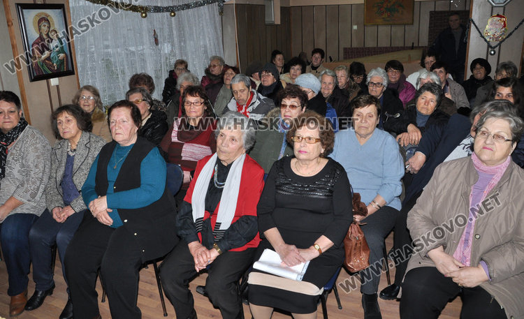 Коледари с пожелание за здраве  в читалище „Аспарух Лешников“ 