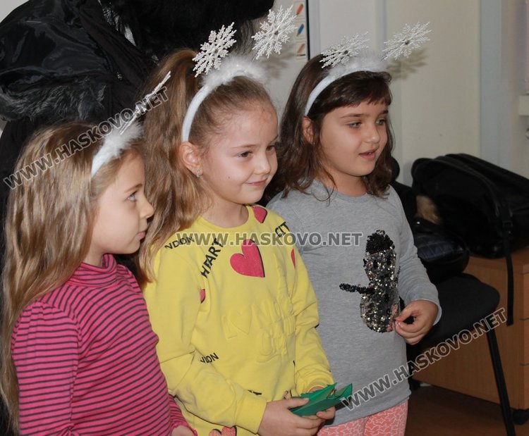 Градина "Роза" и ОУ "Алеко Константинов" - победители в конкурса за коледна украса