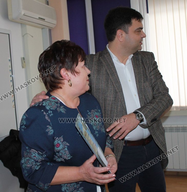 Градина "Роза" и ОУ "Алеко Константинов" - победители в конкурса за коледна украса