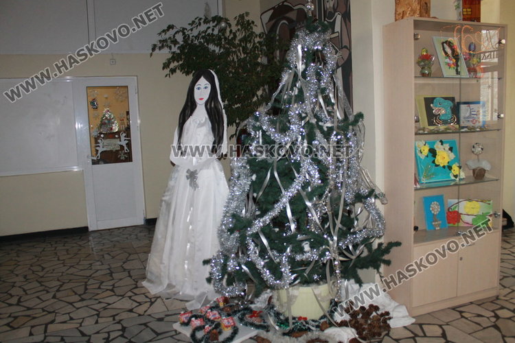 Градина "Роза" и ОУ "Алеко Константинов" - победители в конкурса за коледна украса