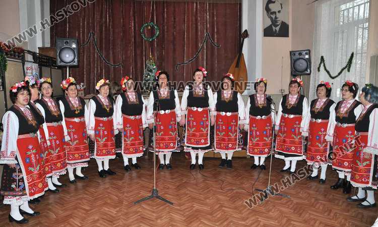 Ученичка на Тодор Кожухаров пее на коледното тържество в „Асен Златаров“