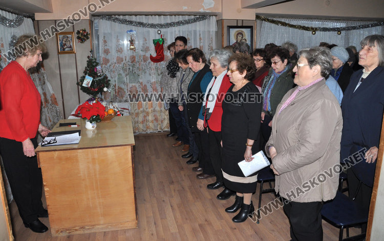 Коледари с пожелание за здраве  в читалище „Аспарух Лешников“ 