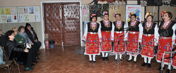 Ученичка на Тодор Кожухаров пее на коледното тържество в „Асен Златаров“