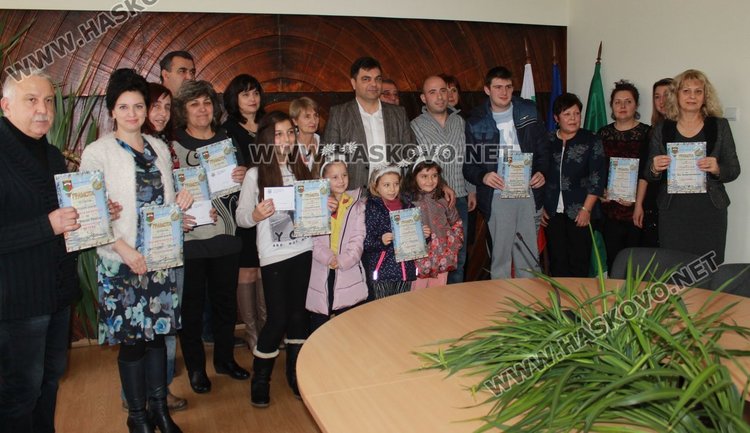 Градина "Роза" и ОУ "Алеко Константинов" - победители в конкурса за коледна украса