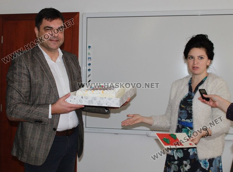 Градина "Роза" и ОУ "Алеко Константинов" - победители в конкурса за коледна украса