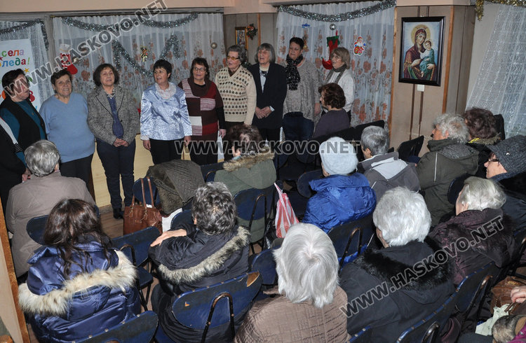Коледари с пожелание за здраве  в читалище „Аспарух Лешников“ 