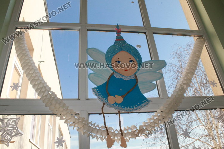 Градина "Роза" и ОУ "Алеко Константинов" - победители в конкурса за коледна украса