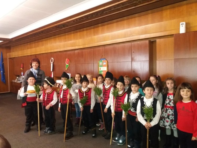 Коледарчета сурвакаха кметския екип в Общината