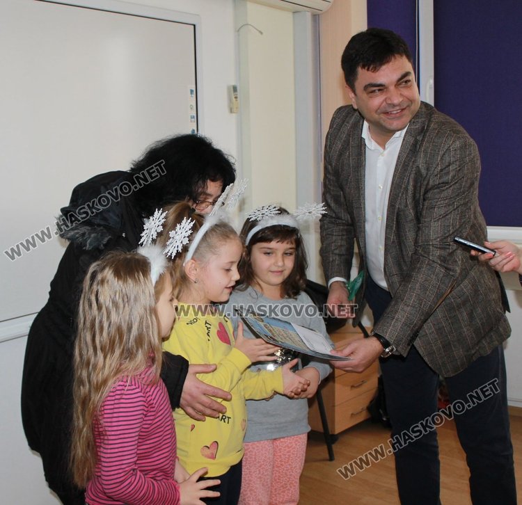 Градина "Роза" и ОУ "Алеко Константинов" - победители в конкурса за коледна украса