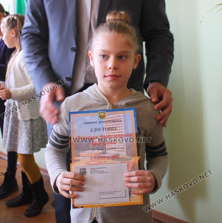 44 славейковци получиха стипендии за даровити деца