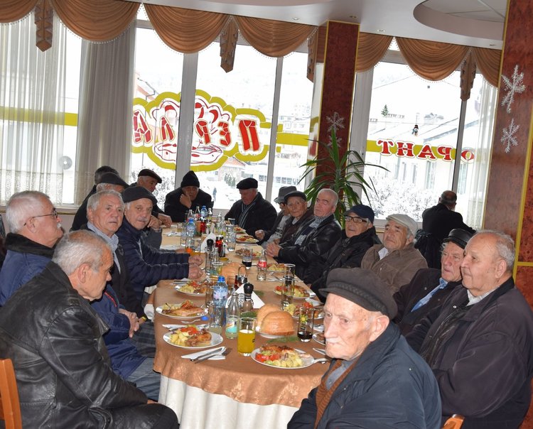 Празничен обяд за възрастните хора даде кметът на Ардино