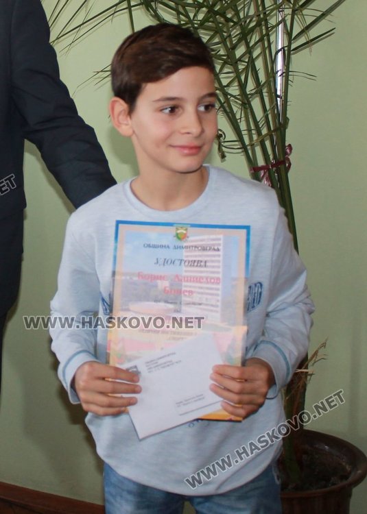 44 славейковци получиха стипендии за даровити деца