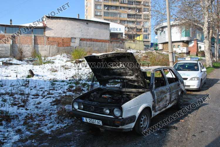 Кола се запали в движение на метри от бензиностанция
