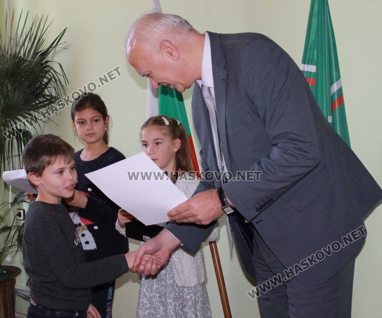 44 славейковци получиха стипендии за даровити деца
