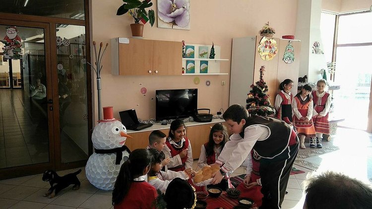 Множество дарители зарадваха потребителите от център  "Дъга" за Коледа